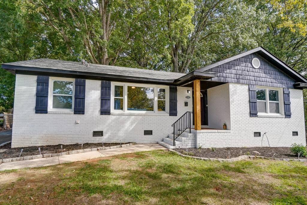 Holiday home The Chateau With Hot-tub, Mini-golf, 3bd2ba Charlotte